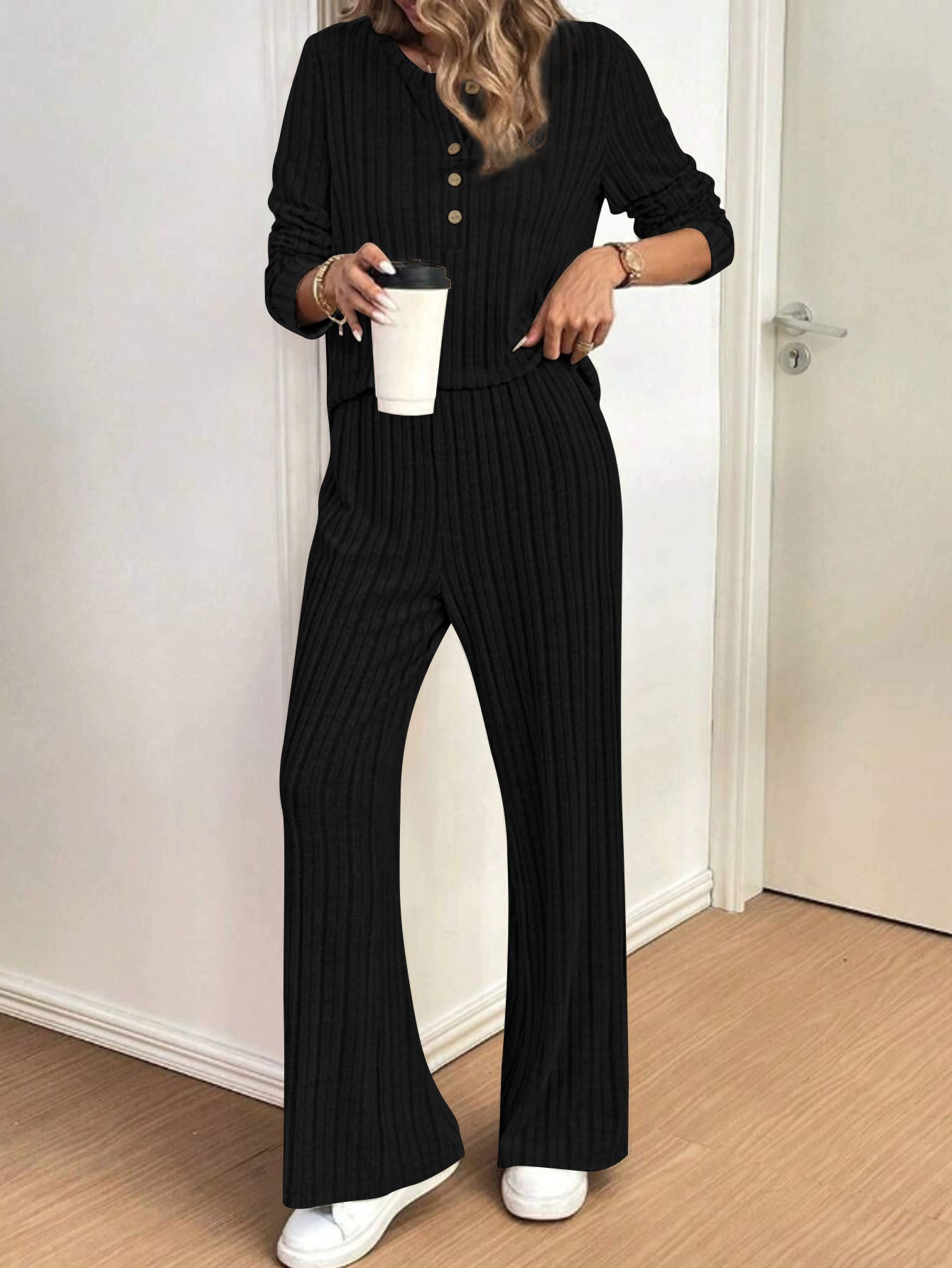 Stylish and casual button set