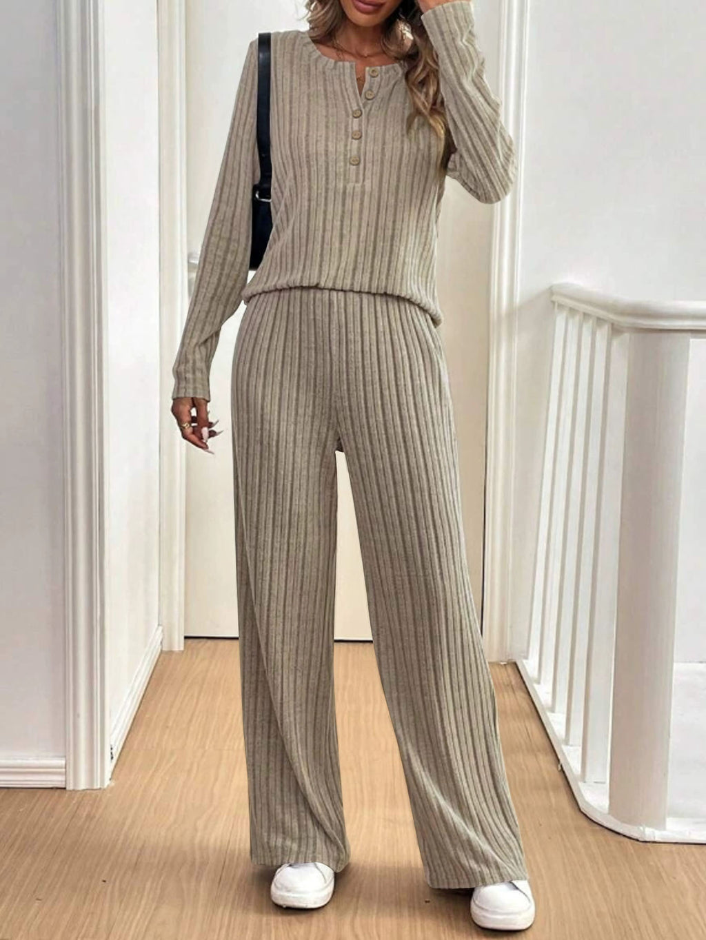 Stylish and casual button set